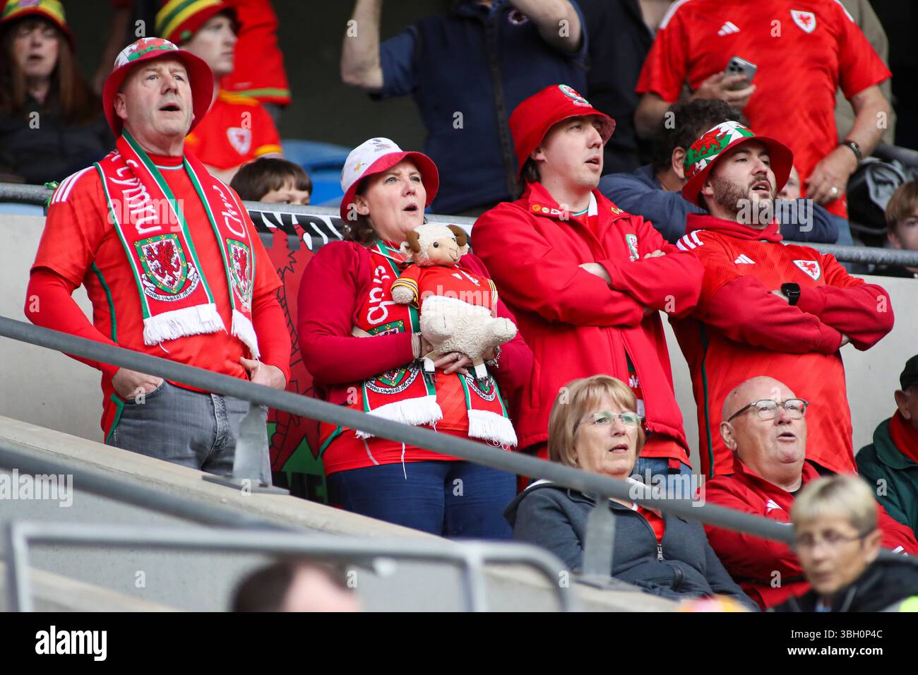 Cardiff, Galles, Regno Unito. 6 giugno 2025. Tifosi gallesi durante la Coppa del mondo FIFA, le qualificazioni europee, la partita del gruppo J tra Galles e Liechtenstein al Cardiff City Stadium. Credit Glitch Images/Alamy Live News Foto Stock Cardiff, Galles, Regno Unito. 6 giugno 2025. Tifosi gallesi durante la Coppa del mondo FIFA, le qualificazioni europee, la partita del gruppo J tra Galles e Liechtenstein al Cardiff City Stadium. Credit Glitch Images/Alamy Live News Foto Stock