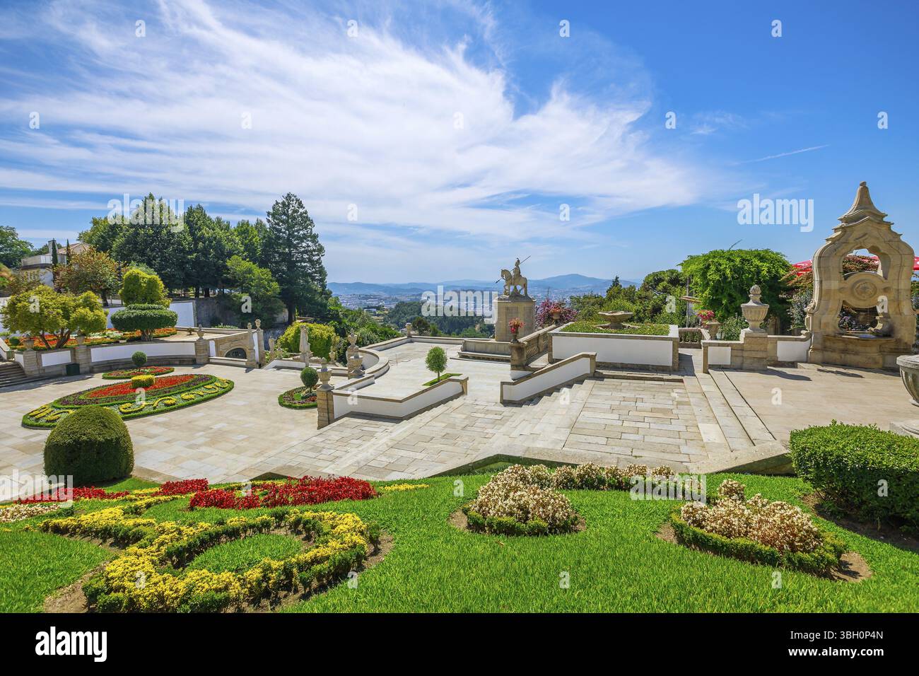 Spettacolare vista aerea del paesaggio urbano di Braga, a nord del Portogallo, dalla cima del famoso Santuario di Bom Jesus do Monte e dei giardini pubblici Foto Stock