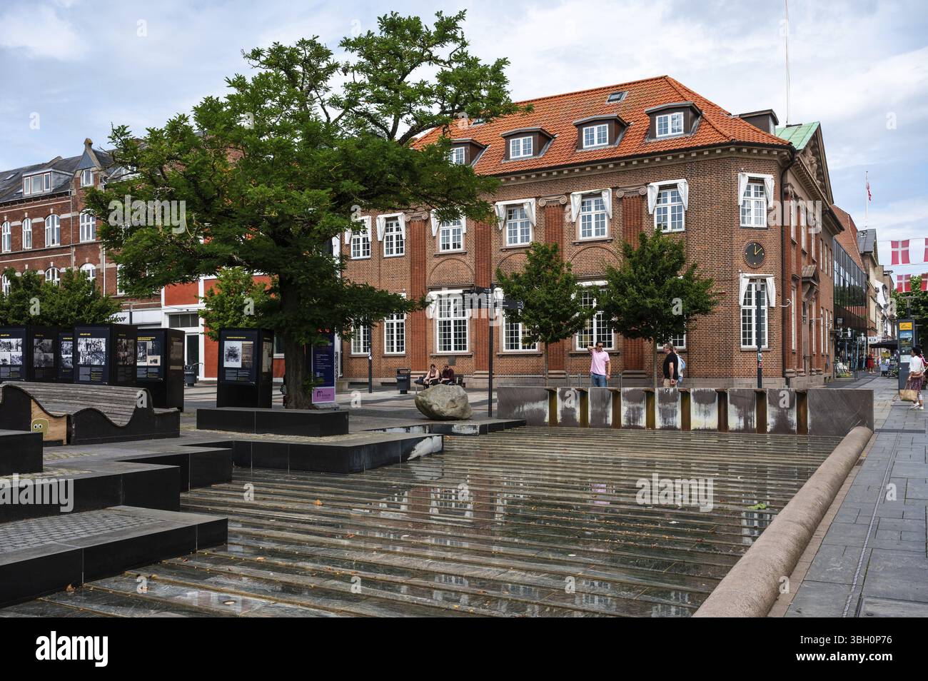 Fredericia, Jutland, Danimarca, 25 luglio 2024 - Fontana nella piazza del municipio, Europa Foto Stock