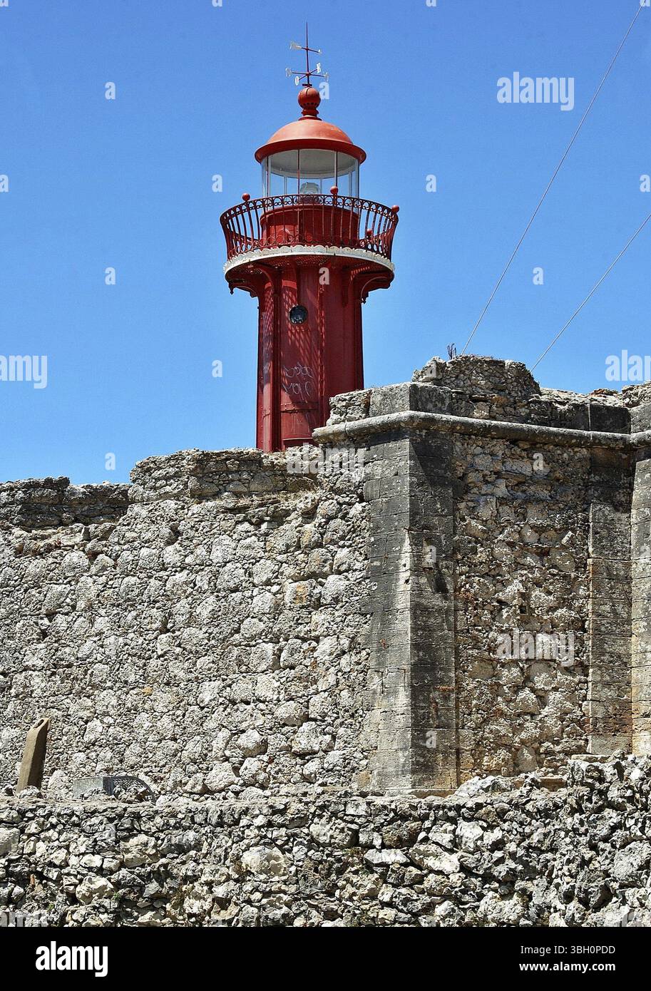 Faro rosso e mura del porto a Figuera da Foz Foto Stock