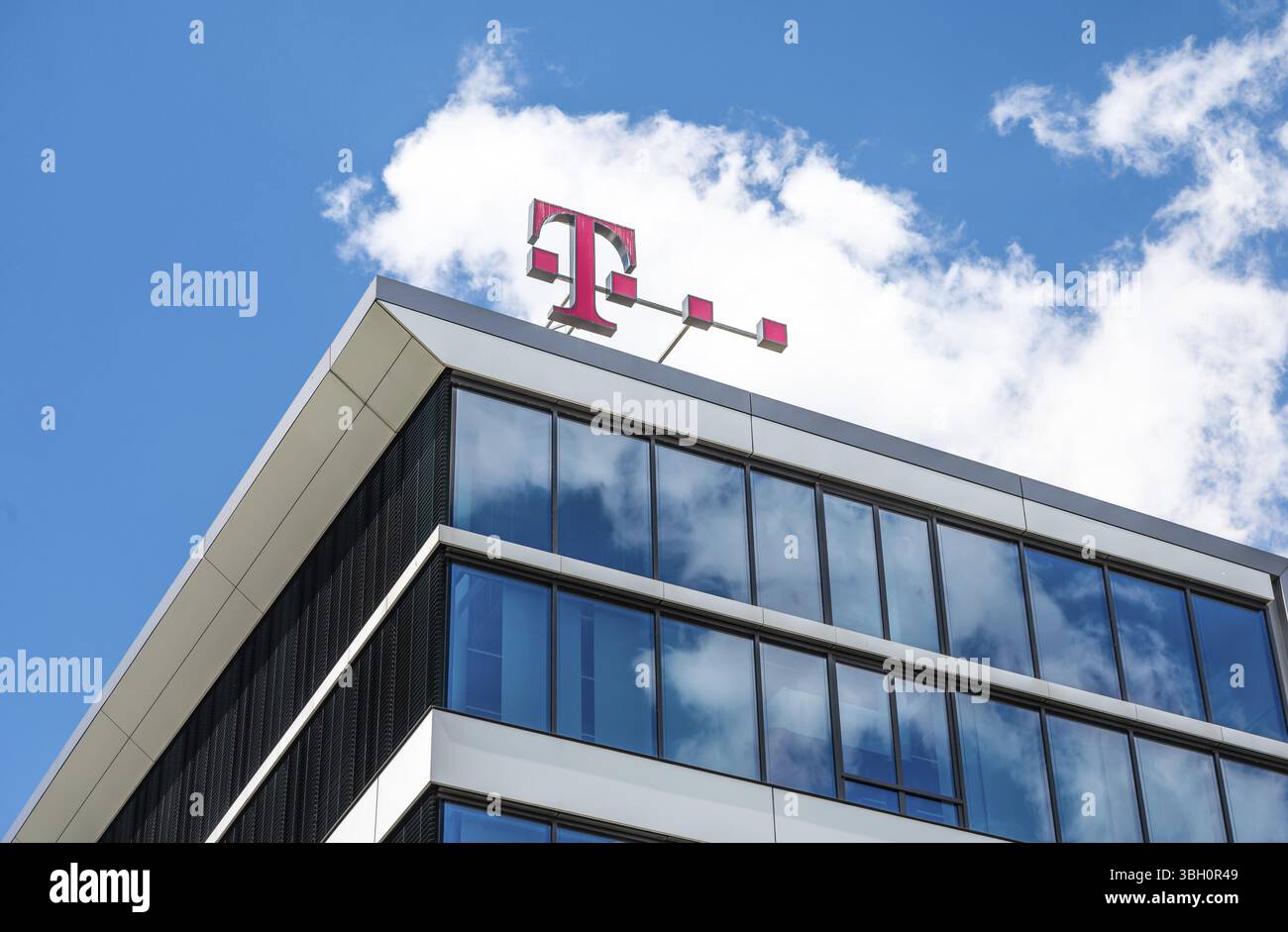 Brema, Germania, 16 luglio 2024 - facciata e segno della società T Online che fornisce media digitali multicanale, Europa Foto Stock