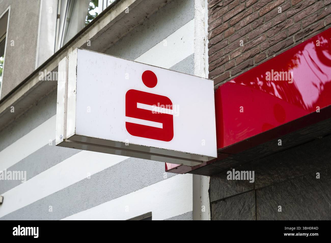 Amburgo, Germania, 18 luglio 2024 - segno dell'Haspa, Hamburger Sparkasse, un'istituzione bancaria regionale, Europa Foto Stock