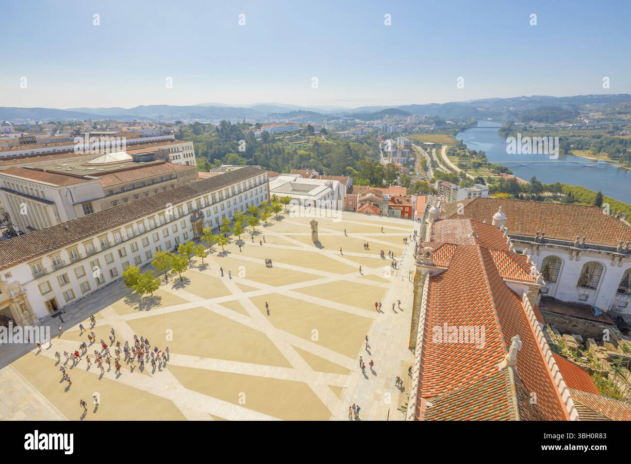 Vista aerea della città di Coimbra dalla cima della torre dell'orologio campanario. Cortile dell'Università di Coimbra e fiume Mondego sullo sfondo. Coimbra nel Portogallo centrale, è Foto Stock