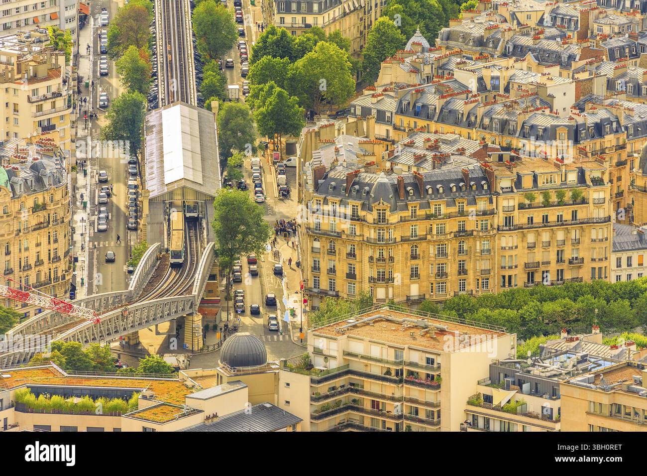 Due treni incontrano la linea M6 della metropolitana di Parigi alla stazione di Cambronne. Il treno a destra va a Charles de Gaulle Etoile e il treno a sinistra per Nation.A. Foto Stock