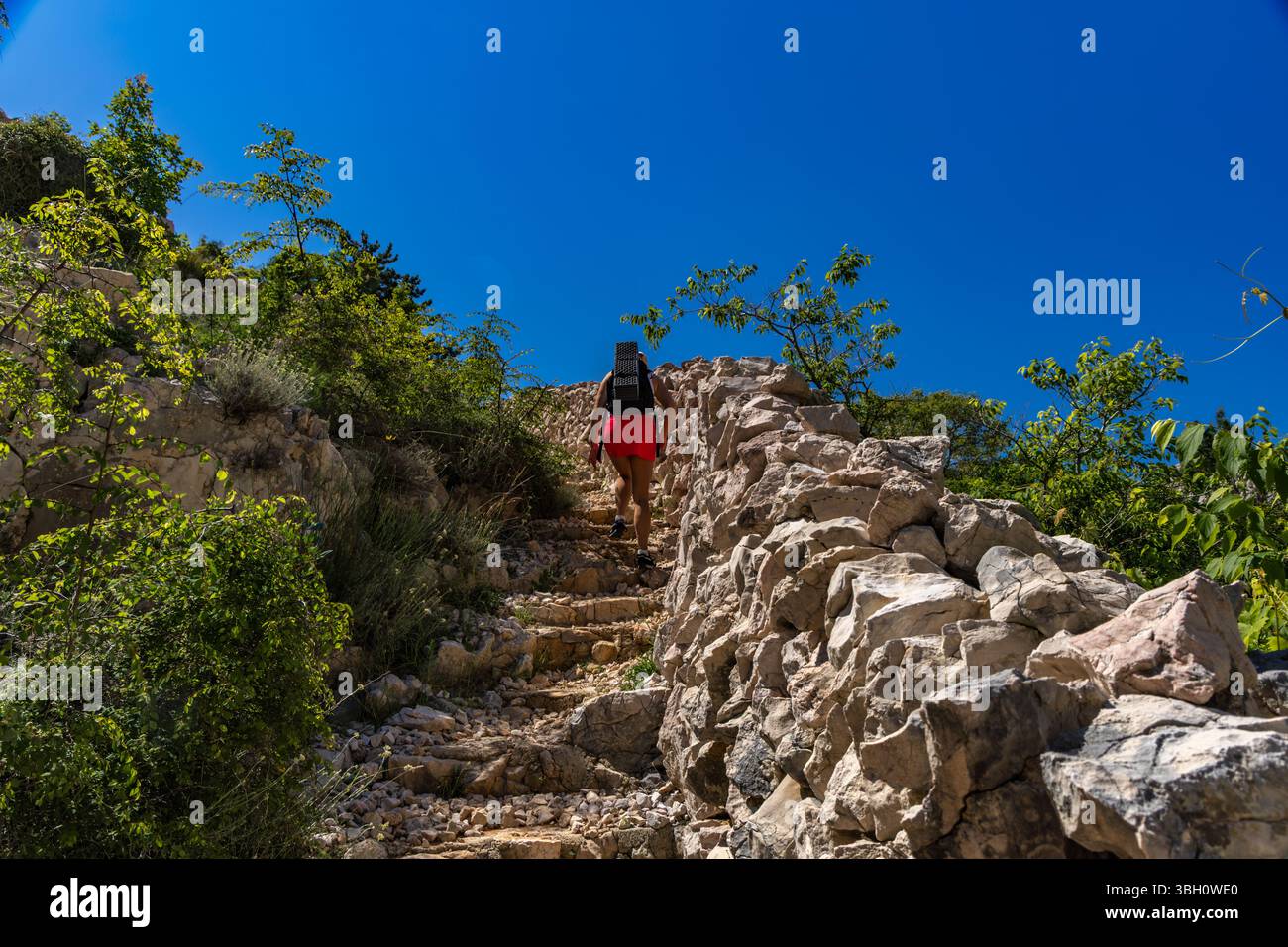 Sentiero escursionistico attraverso le montagne da Baska alla spiaggia di Vela Luka sull'isola DI KRK Foto Stock