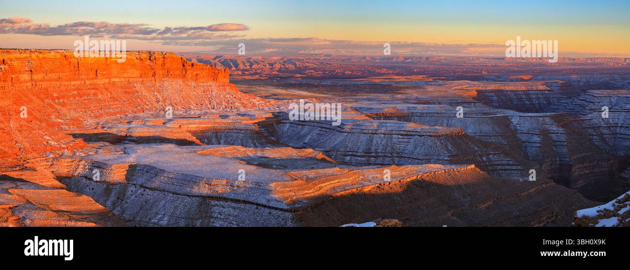 Un panorama invernale al tramonto nel deserto dei canyon del fiume San Juan vicino a Mexican Hat Utah. Foto Stock