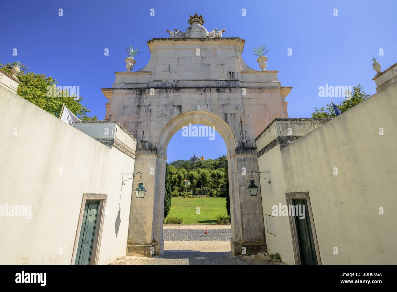 Vista del Palácio da pena in cima alla collina, vista dal Palazzo Seteais. Città vecchia di Sintra, quartiere di Lisbona, Portogallo. Bella giornata di sole. Paesaggio culturale di si Foto Stock