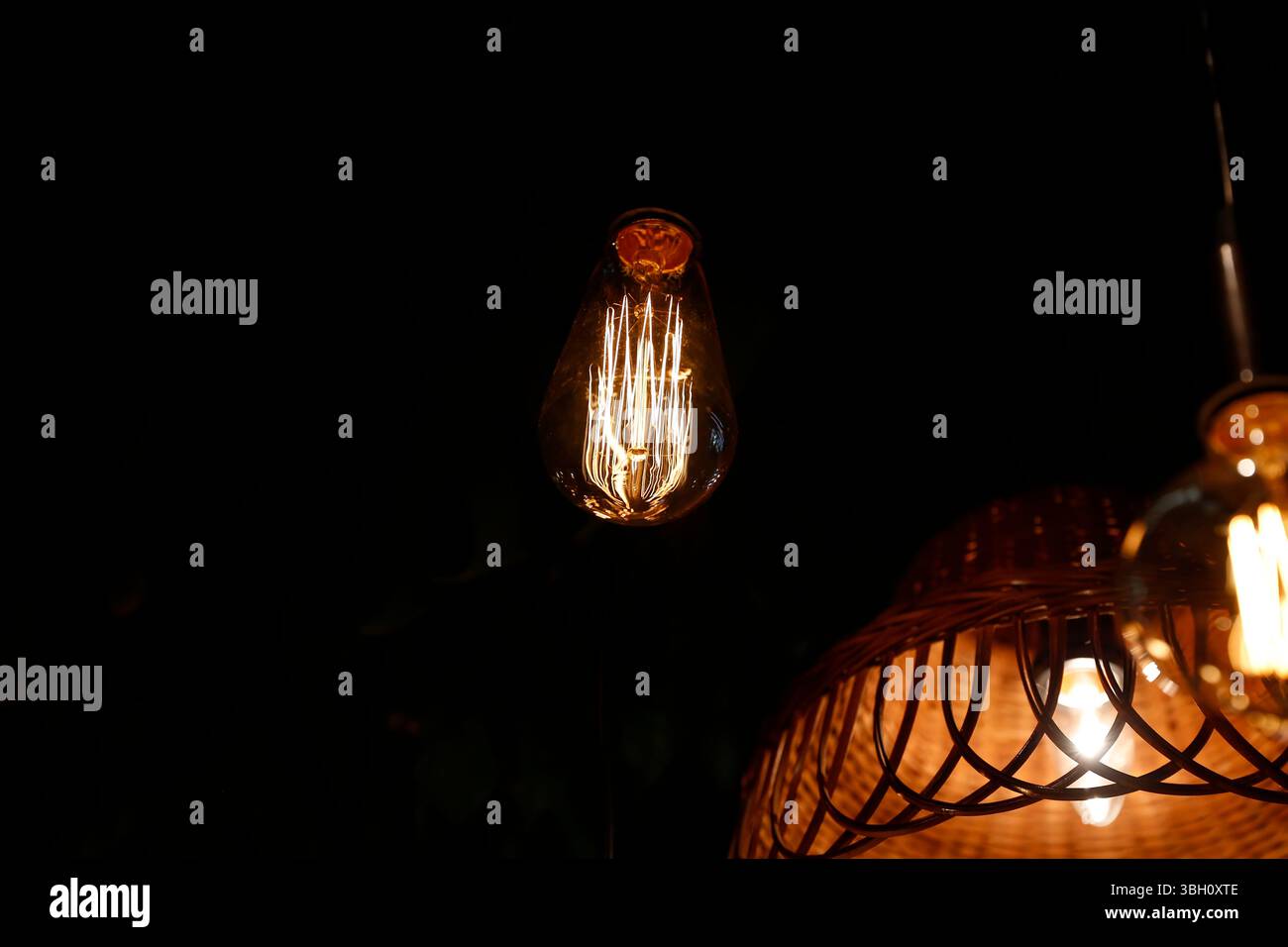 progetti d'illuminazione e arredamento vintage, con calde lampadine alogene luminose su un elegante sfondo nero Foto Stock
