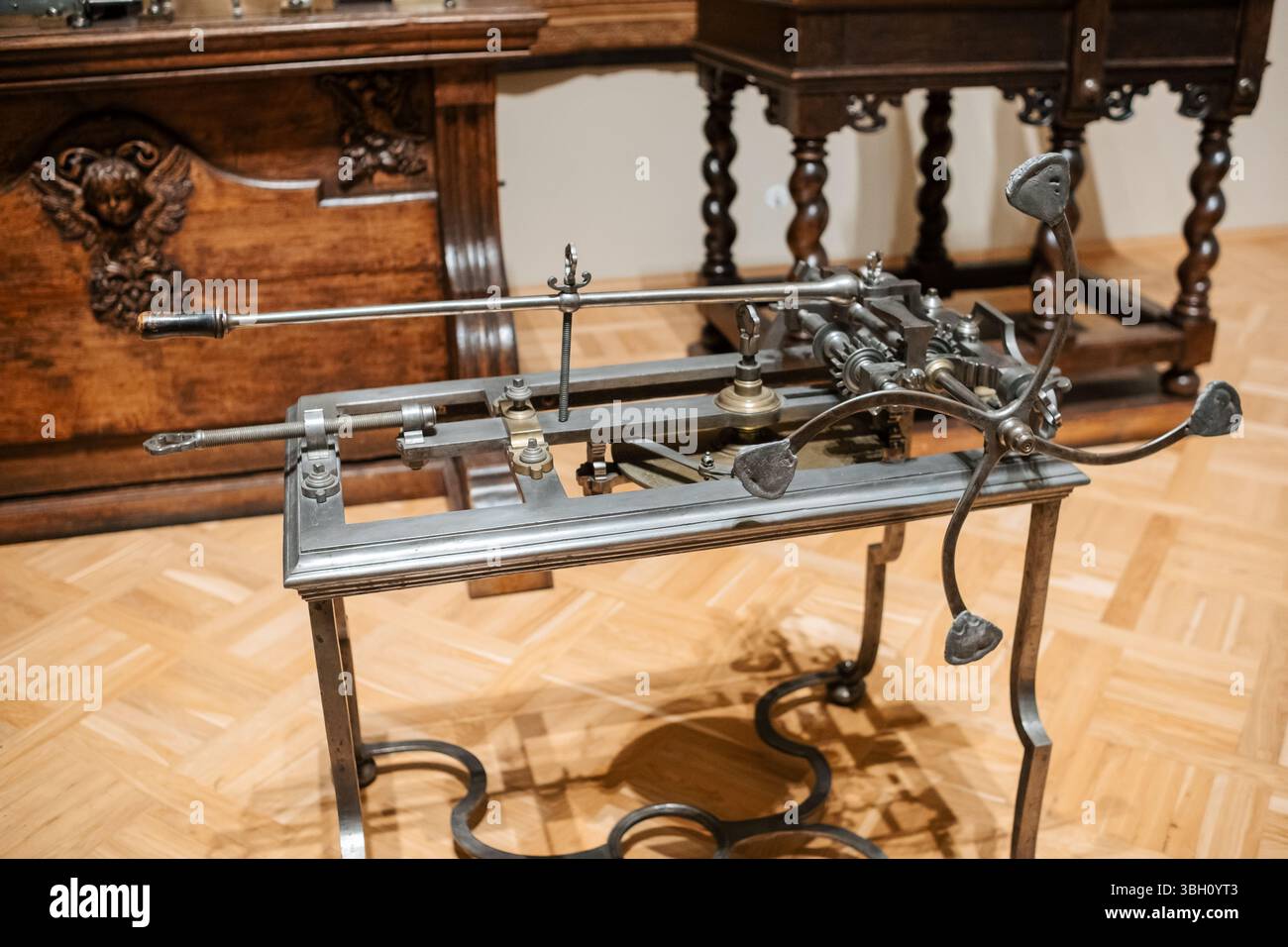 Esplorando l'intricato design di una vecchia macchina da disegno presso il Museo dell'Hermitage, potrai ammirare l'artigianato e l'ingegneria dell'arte Foto Stock