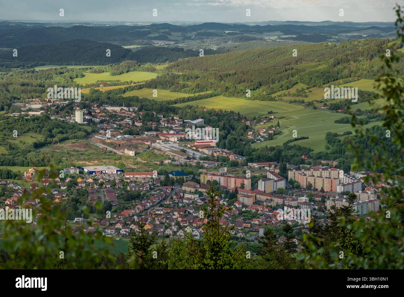 Vista fresca del colore primaverile dal pendio della collina Svatobor alla città di Susice CZ 05 23 2025 Foto Stock