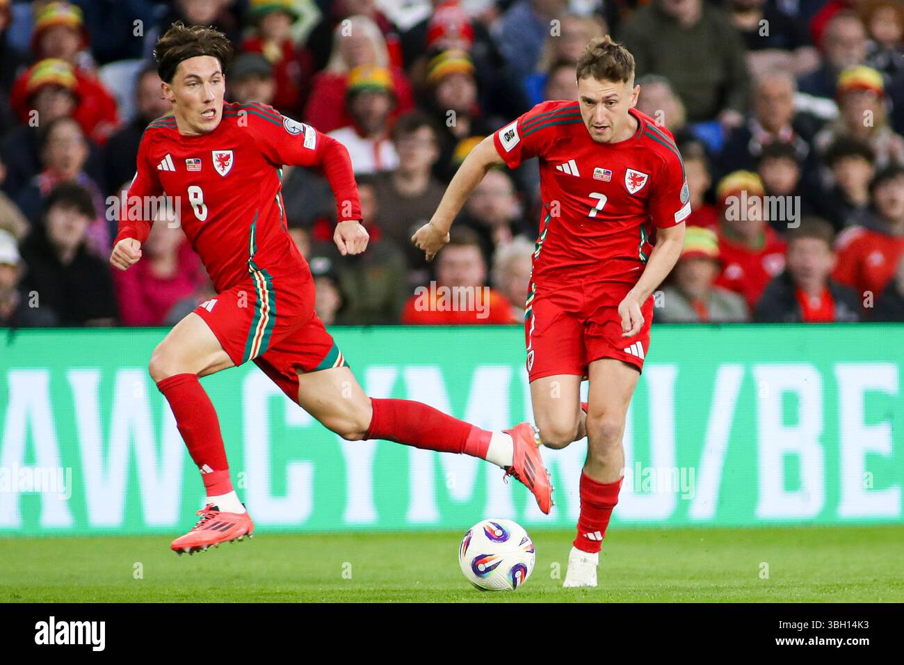 Cardiff, Galles, Regno Unito. 6 giugno 2025. David Brooks e Harry Wilson del Galles durante la Coppa del mondo FIFA, le qualificazioni europee, la partita del gruppo J tra Galles e Liechtenstein al Cardiff City Stadium. Credit Glitch Images/Alamy Live News Foto Stock Cardiff, Galles, Regno Unito. 6 giugno 2025. David Brooks e Harry Wilson del Galles durante la Coppa del mondo FIFA, le qualificazioni europee, la partita del gruppo J tra Galles e Liechtenstein al Cardiff City Stadium. Credit Glitch Images/Alamy Live News Foto Stock