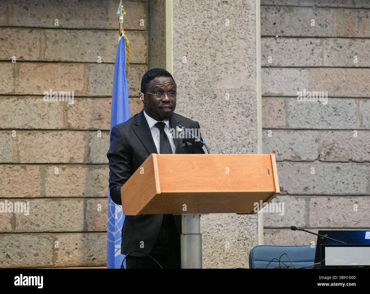 Nairobi, Kenya. 5 giugno 2025. Ababu Namwamba, rappresentante permanente del Kenya presso l'Ufficio delle Nazioni Unite a Nairobi (UNON) e il programma delle Nazioni Unite per l'ambiente, parla durante un evento per celebrare la giornata internazionale per il dialogo tra le civiltà a Nairobi, Kenya, il 5 giugno 2025. La giornata internazionale del dialogo tra le civiltà è stata celebrata giovedì a Nairobi, la capitale keniota, con un invito a promuovere ponti di amicizia e comprensione tra persone di culture diverse. Crediti: Li Yahui/Xinhua/Alamy Live News Foto Stock