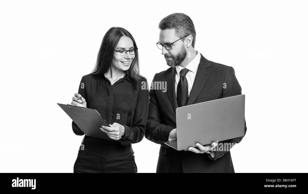 Partnership negli affari. Analisi degli imprenditori. Firma del contratto alla riunione d'affari. Negoziazione riuscita. Fusione societaria. Gli uomini d'affari firmano Foto Stock