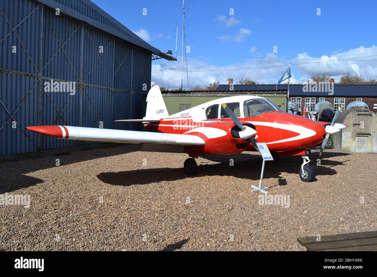 Piper PA-23 Apache conservato al South Yorkshire Aircraft Museum, Doncaster, Regno Unito Foto Stock