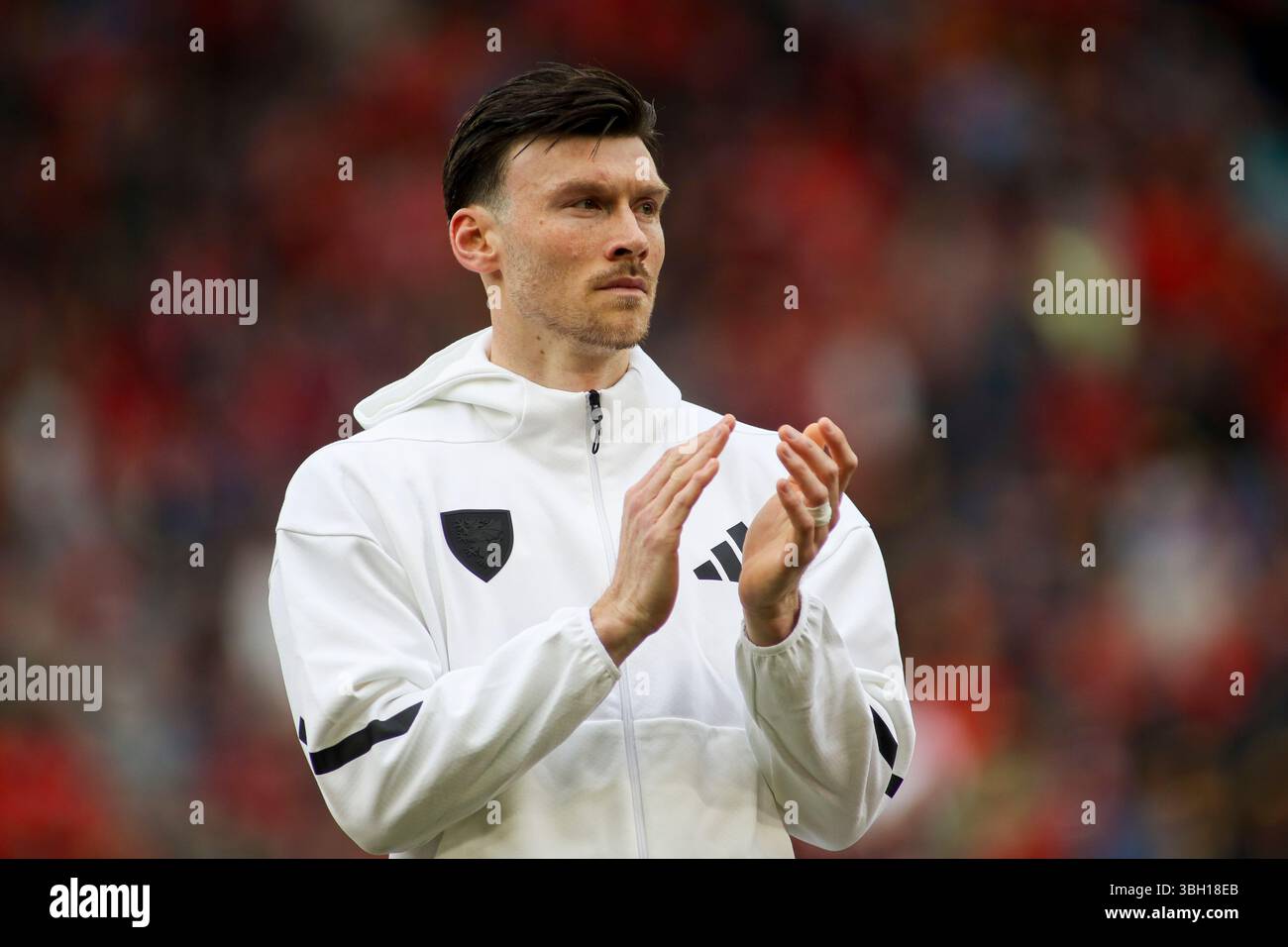 Cardiff, Galles, Regno Unito. 6 giugno 2025. Kieffer Moore di Walesv durante la Coppa del mondo FIFA, le qualificazioni europee, la partita del gruppo J tra Galles e Liechtenstein al Cardiff City Stadium. Credit Glitch Images/Alamy Live News Foto Stock Cardiff, Galles, Regno Unito. 6 giugno 2025. Kieffer Moore di Walesv durante la Coppa del mondo FIFA, le qualificazioni europee, la partita del gruppo J tra Galles e Liechtenstein al Cardiff City Stadium. Credit Glitch Images/Alamy Live News Foto Stock