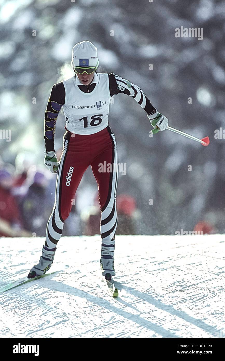 Elena Antonova, Kazakistan, gareggia nello sci di fondo femminile di 15 chilometri freestyle ai Giochi olimpici invernali del 1994 Foto Stock