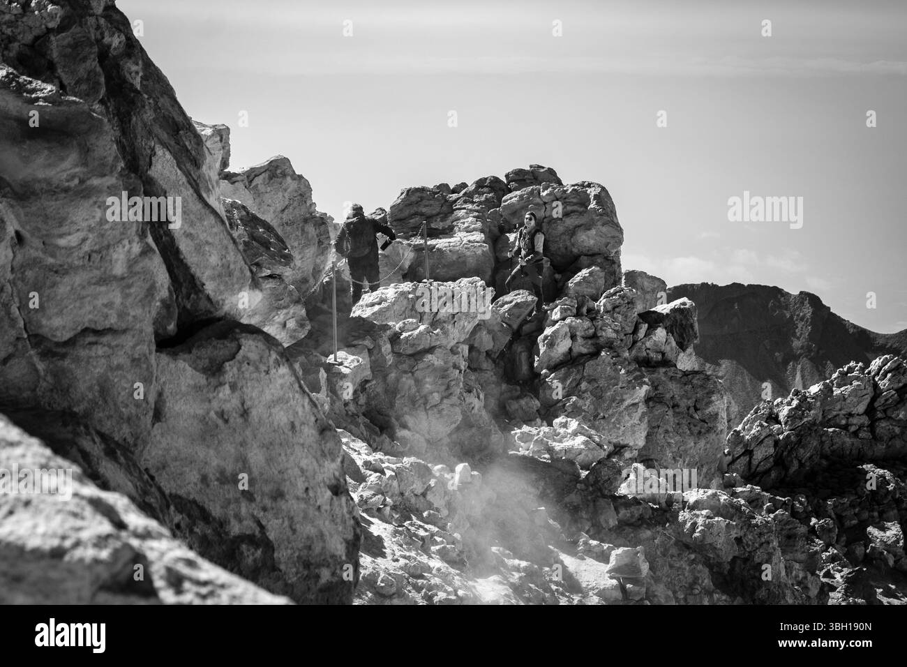 Escursionisti vicino alla vetta del Pico del Teide, Monte Teide, Tenerife, Isole Canarie, Spagna. Foto Stock