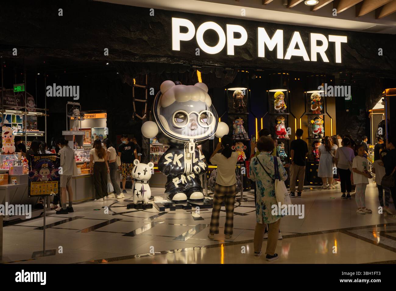 Un gigante Skullpanda e una collezione della serie Molly sono esposti in un negozio POP MART a Pechino, Cina, il 26 agosto 2023. Foto Stock