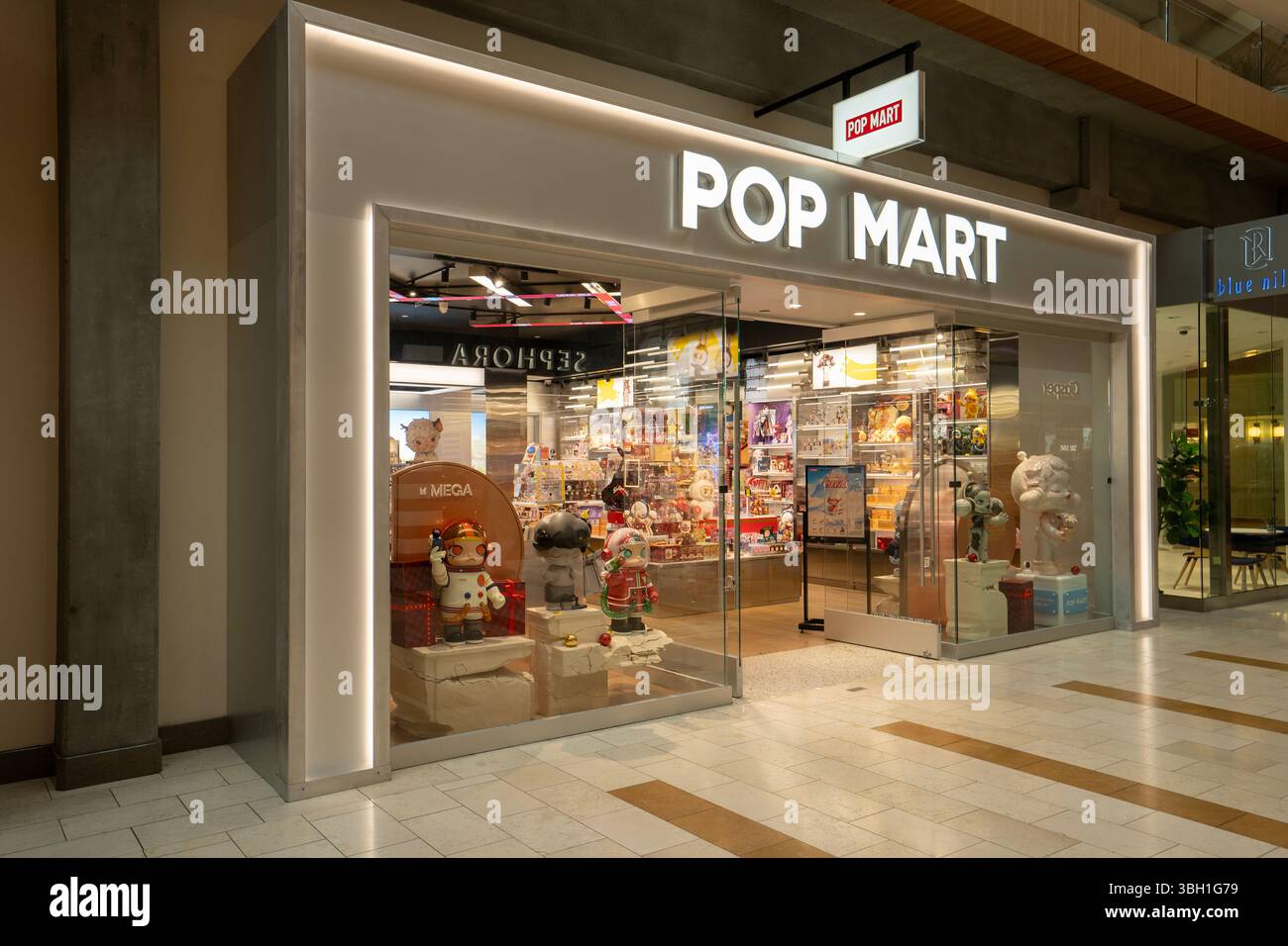 Vista esterna di un negozio POP MART presso il centro commerciale Bellevue Square a Bellevue, Washington, giovedì 5 dicembre 2024. Foto Stock