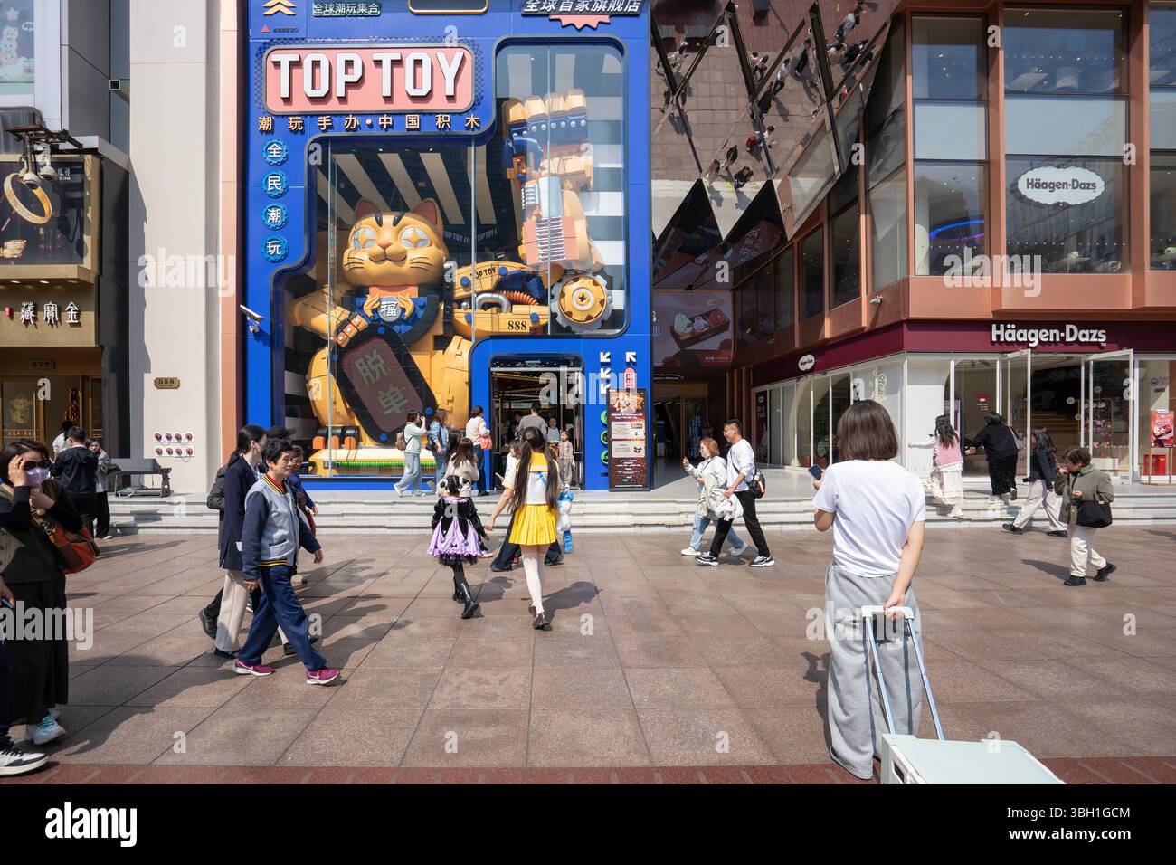 Vista frontale del PRINCIPALE negozio DI GIOCATTOLI in Nanjing Road a Shanghai, Cina, il 1° marzo 2025. TOP TOY è un marchio di giocattoli di design cinese di proprietà del... Foto Stock