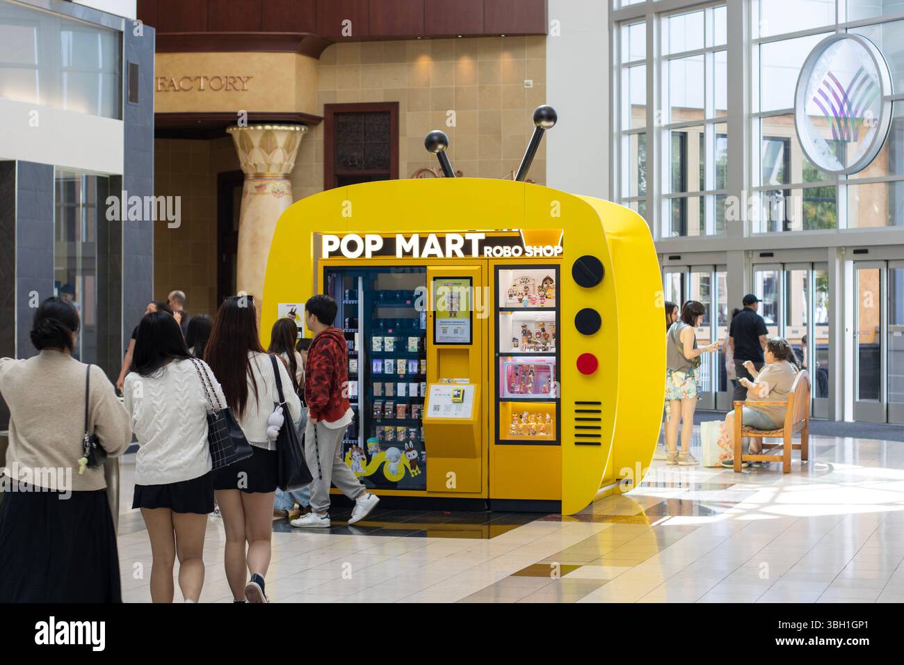 Un negozio di robo POP MART, un distributore automatico che offre un'ampia varietà di ciechi e giocattoli da collezione, si trova al Washington Square Shopping... Foto Stock