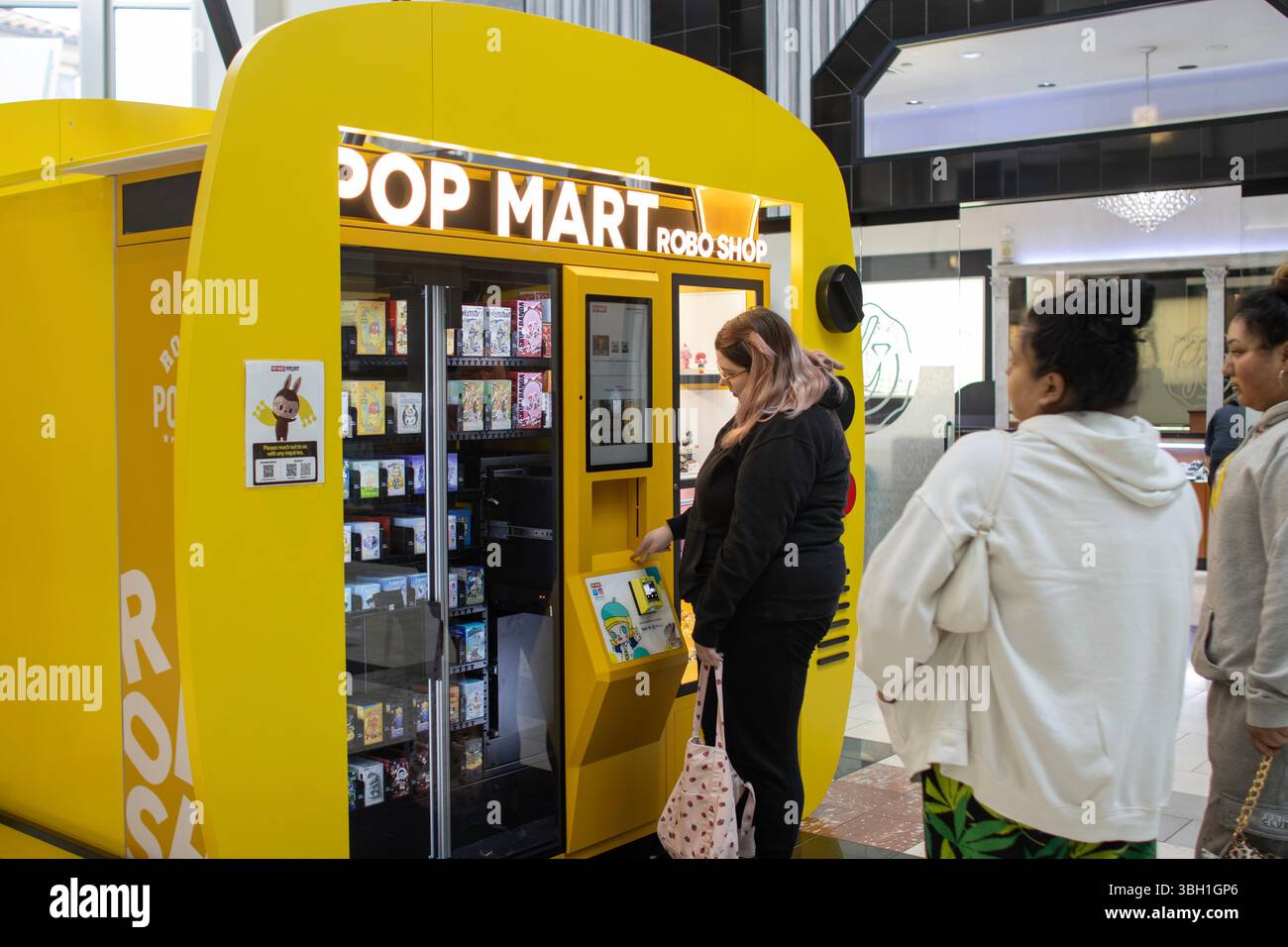 Shopping in un negozio robo POP MART, un distributore automatico che offre una varietà di ciechi e giocattoli da collezione al Washington Square Shopping Mall nel ... Foto Stock