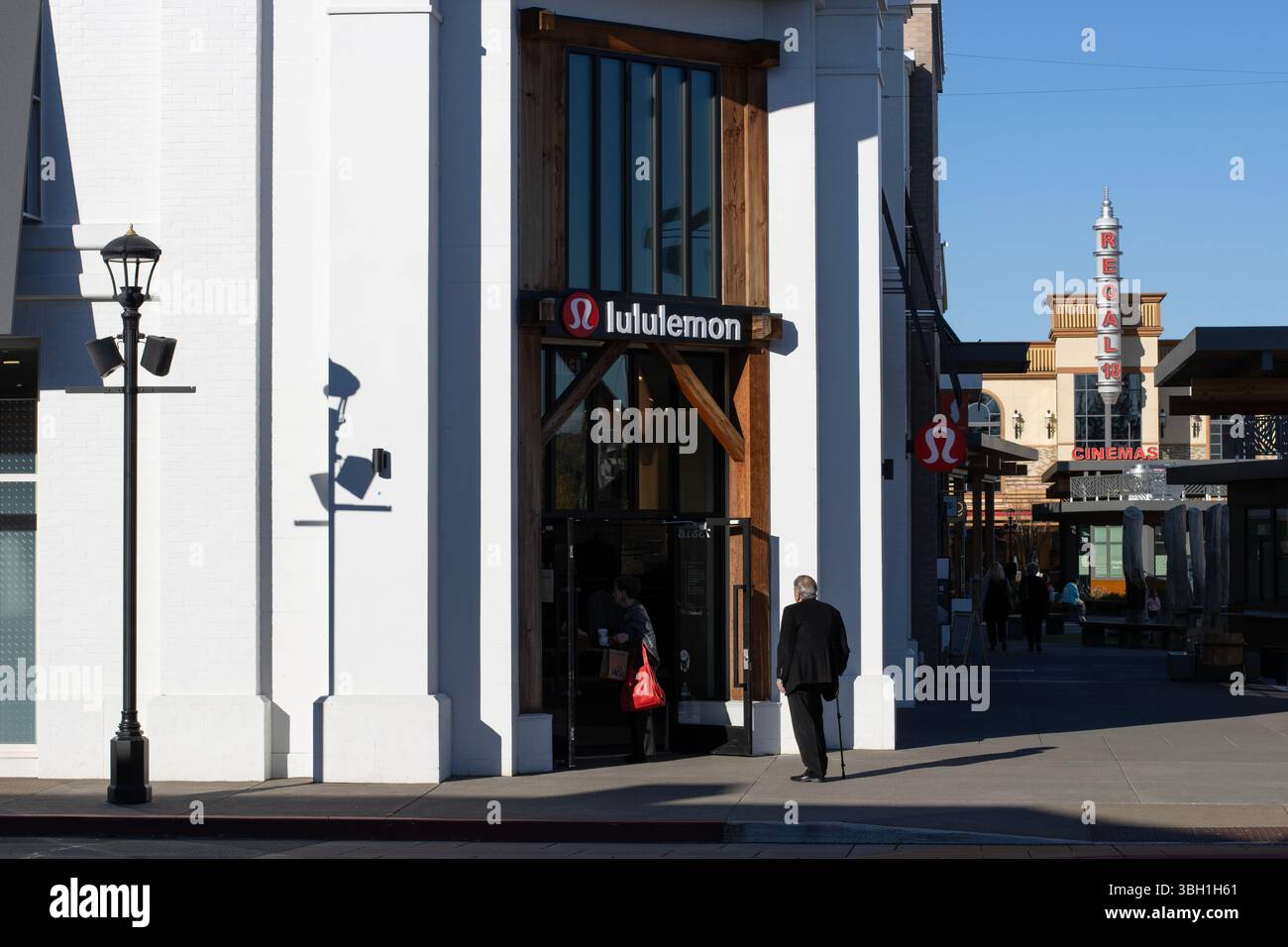 Vista esterna del negozio Lululemon presso il Bridgeport Village a Tigard, Oregon. Lululemon è una multinazionale canadese di abbigliamento sportivo. Foto Stock