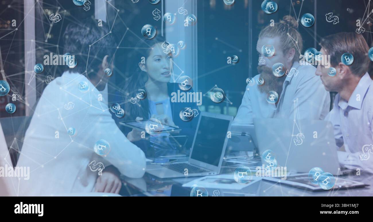 Immagine di puntini, bitcoin e simboli di dollaro collegati su una donna d'affari che spiega il progetto al team Foto Stock