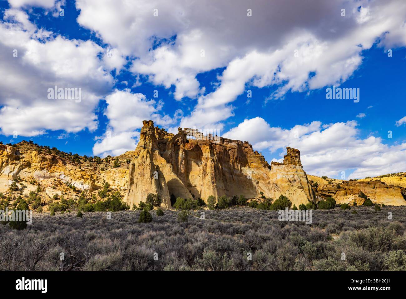 Grosvenor Arch, un unico doppio arco in arenaria situato all'interno del Grand Staircase-Escalante National Monument nella parte meridionale della contea di Kane, Utah, Stati Uniti. Foto Stock