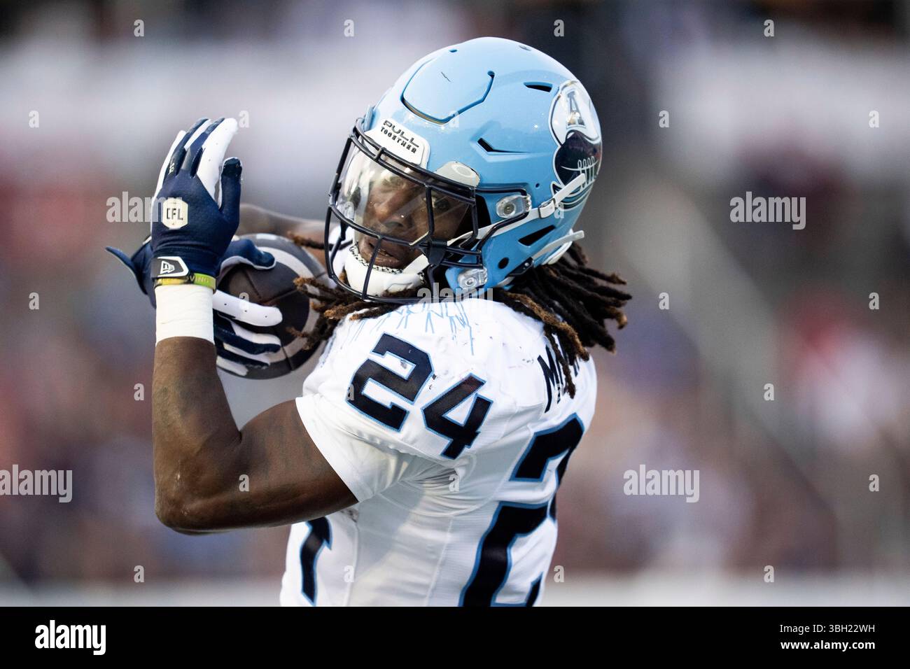 Montreal, Canada. 6 giugno 2025. Il running back dei Toronto Argonauts Deonta McMahon (24) cattura e corre con la palla durante l'azione CFL del primo tempo contro i Montreal Alouettes a Montreal venerdì 6 giugno 2025. Credito: The Canadian Press/Alamy Live News Foto Stock