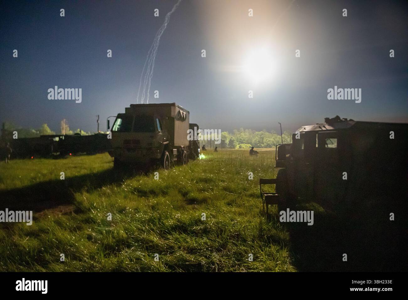 I soldati della Guardia Nazionale del Tennessee, assegnati alla 181st Forward Support Company (FSC), conducono addestramento di difesa a Camp Shelby, Mississippi, il 6 giugno. Il 181st FSC sostiene l'esercizio di addestramento annuale del 1-181 Field Artillery Regiment che migliora la preparazione del battaglione, si concentra su compiti essenziali della missione e assicura che i soldati siano competenti nelle abilità critiche. (Foto della Guardia Nazionale dell'Esercito degli Stati Uniti di SPC. Landon Evans) Foto Stock