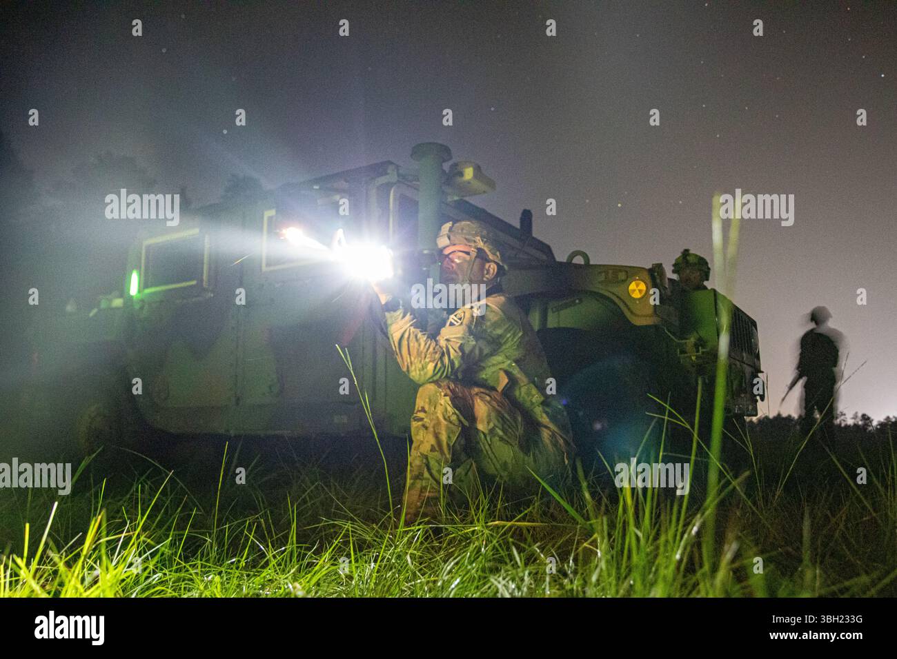 I soldati della Guardia Nazionale del Tennessee, assegnati alla 181st Forward Support Company (FSC), conducono addestramento di difesa a Camp Shelby, Mississippi, il 6 giugno. Il 181st FSC sostiene l'esercizio di addestramento annuale del 1-181 Field Artillery Regiment che migliora la preparazione del battaglione, si concentra su compiti essenziali della missione e assicura che i soldati siano competenti nelle abilità critiche. (Foto della Guardia Nazionale dell'Esercito degli Stati Uniti di SPC. Landon Evans) Foto Stock
