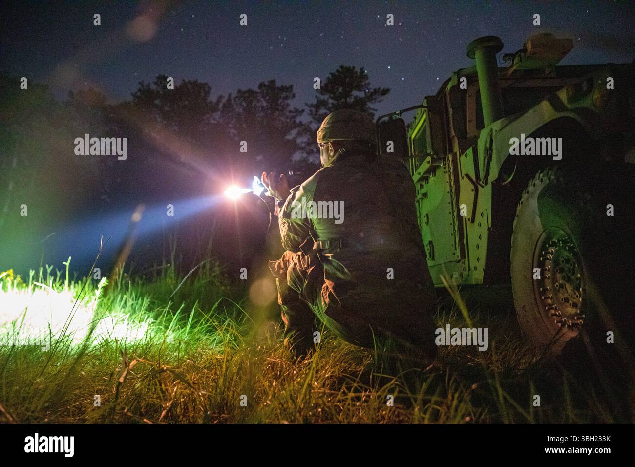 I soldati della Guardia Nazionale del Tennessee, assegnati alla 181st Forward Support Company (FSC), conducono addestramento di difesa a Camp Shelby, Mississippi, il 6 giugno. Il 181st FSC sostiene l'esercizio di addestramento annuale del 1-181 Field Artillery Regiment che migliora la preparazione del battaglione, si concentra su compiti essenziali della missione e assicura che i soldati siano competenti nelle abilità critiche. (Foto della Guardia Nazionale dell'Esercito degli Stati Uniti di SPC. Landon Evans) Foto Stock