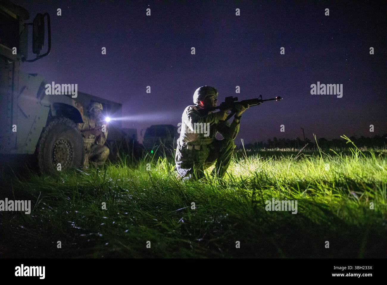 I soldati della Guardia Nazionale del Tennessee, assegnati alla 181st Forward Support Company (FSC), conducono addestramento di difesa a Camp Shelby, Mississippi, il 6 giugno. Il 181st FSC sostiene l'esercizio di addestramento annuale del 1-181 Field Artillery Regiment che migliora la preparazione del battaglione, si concentra su compiti essenziali della missione e assicura che i soldati siano competenti nelle abilità critiche. (Foto della Guardia Nazionale dell'Esercito degli Stati Uniti di SPC. Landon Evans) Foto Stock