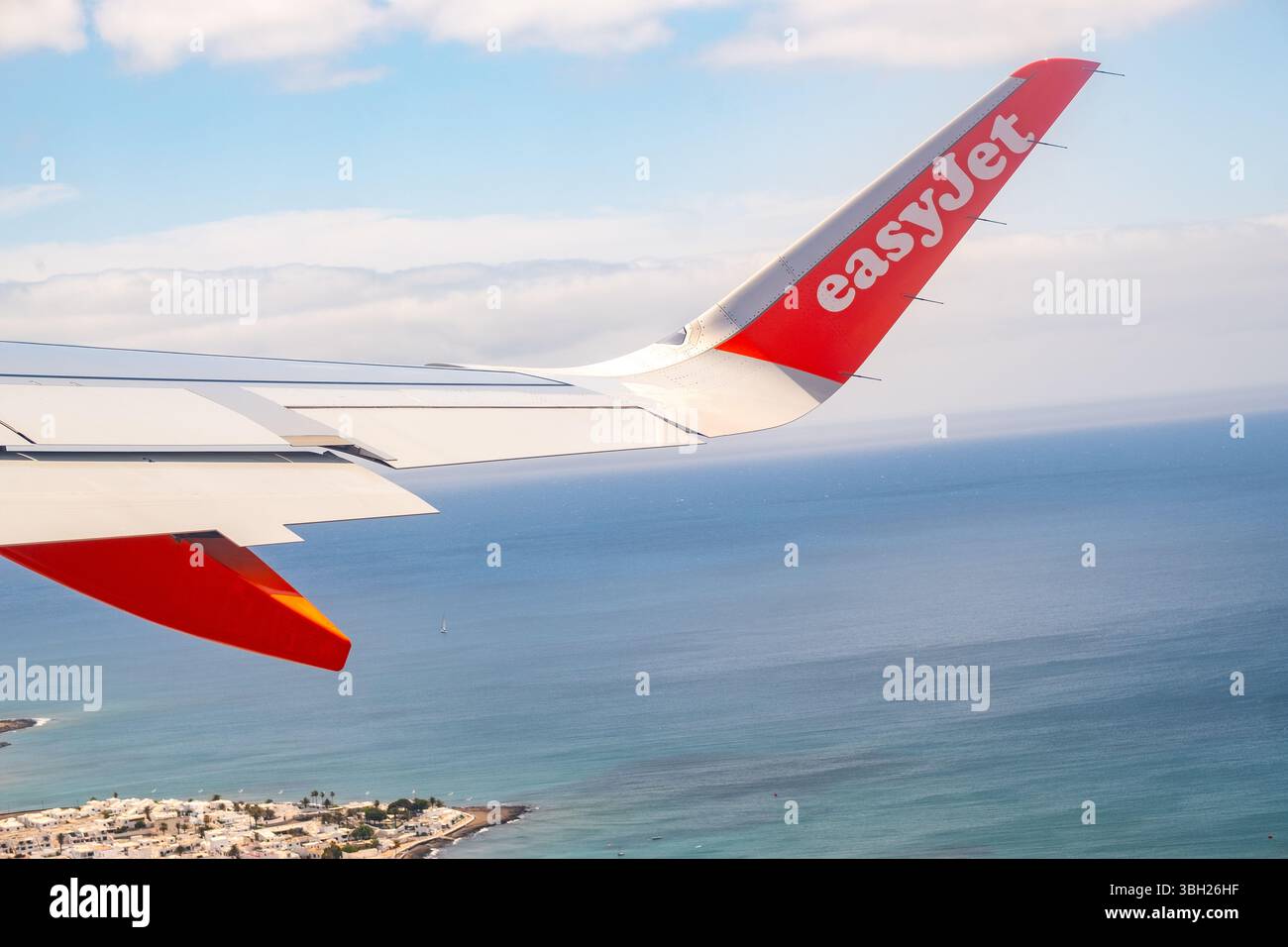 LANZAROTE, SPAGNA - 6 GIUGNO 2025: Decollo degli aerei easyJet dall'aeroporto di Lanzarote. Compagnia aerea britannica low cost. Foto Stock