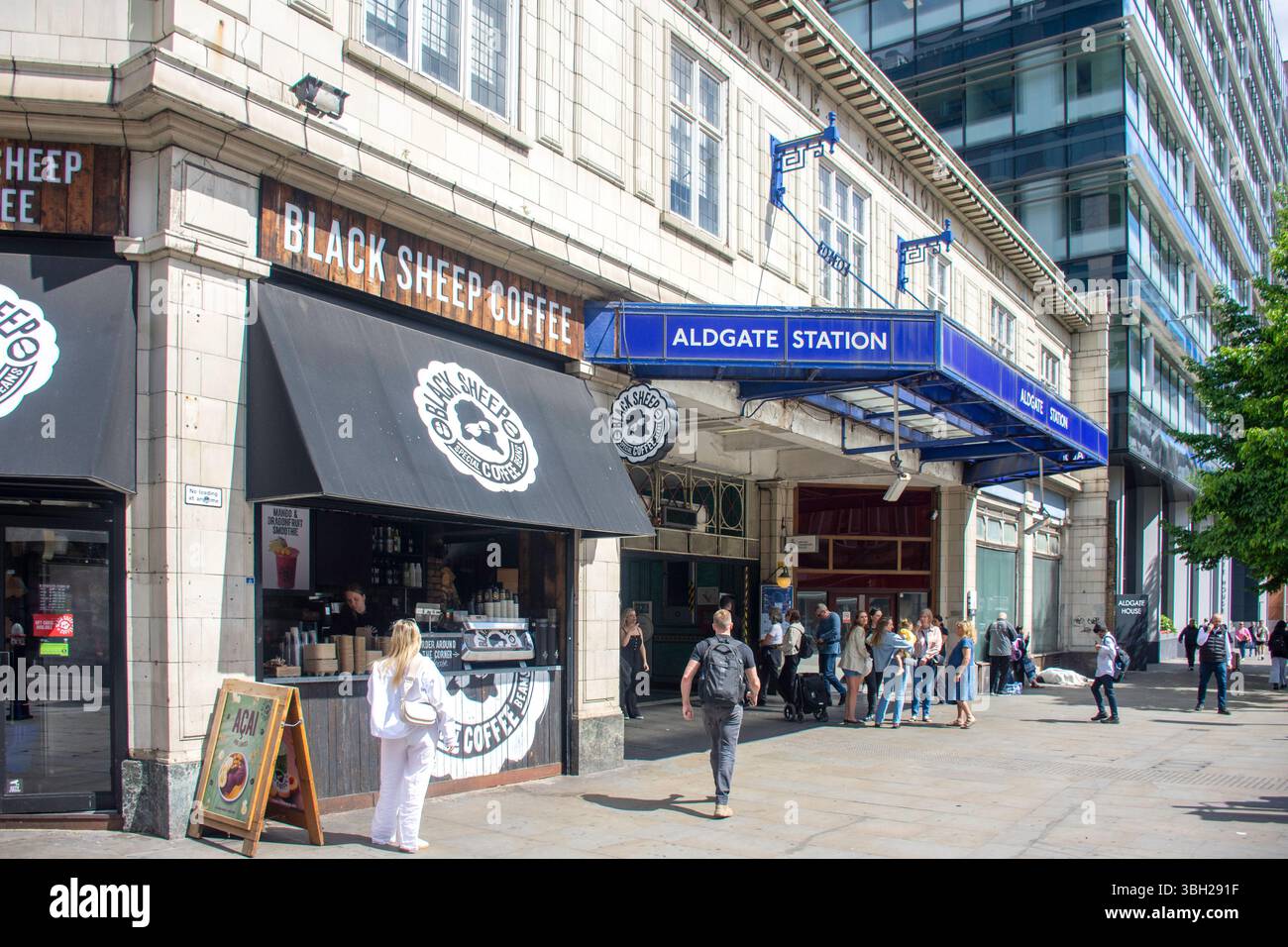Ingresso alla stazione della metropolitana di Aldgate, Aldgate, High Street, City of London, Greater London, Inghilterra, Regno Unito Foto Stock