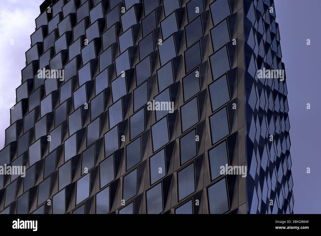 Il Pulse nel quartiere Zuidas di Amsterdam si erge con scintillanti pannelli di vetro e linee geometriche nitide, che mostrano un'architettura moderna all'avanguardia. Foto Stock