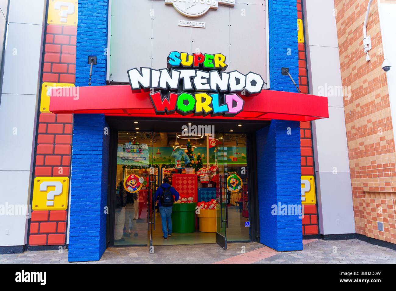 Los Angeles, California - 24 dicembre 2024: Ingresso colorato al Super Nintendo World che mostra elementi iconici, situato presso gli Universal Studio Foto Stock
