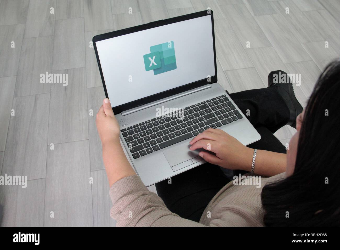 Città del Messico, Messico - 22 febbraio 2025: Excel è l'app mobile che consente di creare, visualizzare, modificare e condividere fogli di calcolo Microsoft. Eseguire i calcoli Foto Stock