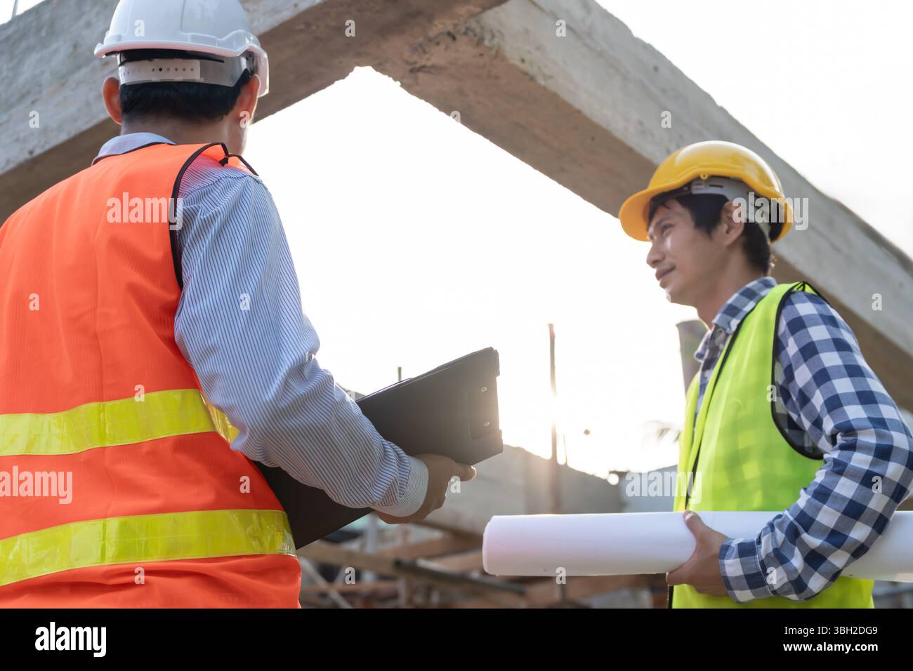 l'ispettore o l'ingegnere sta ispezionando la costruzione e il controllo della qualità di una nuova casa utilizzando un computer. Ingegneri, architetti o contattori lavorano per costruire Foto Stock
