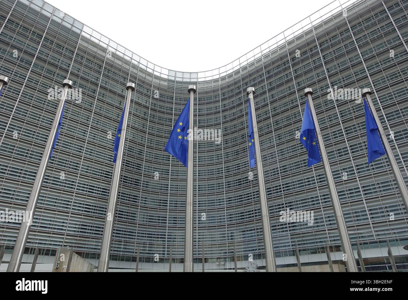 Bandiere europee di fronte all'edificio della Commissione europea a Bruxelles Foto Stock