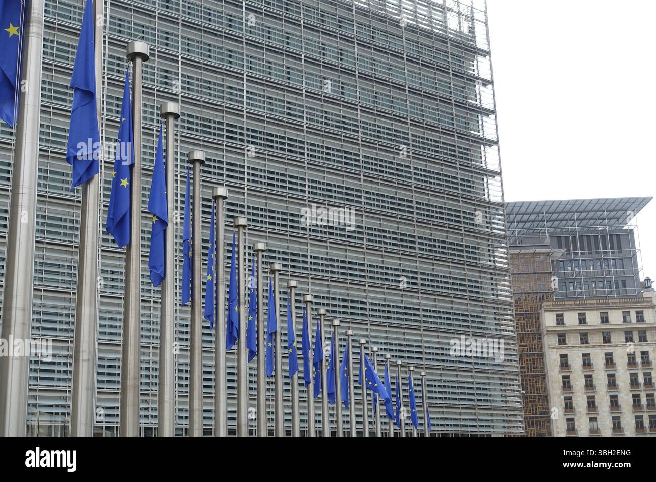 Bandiere europee di fronte all'edificio della Commissione europea a Bruxelles Foto Stock