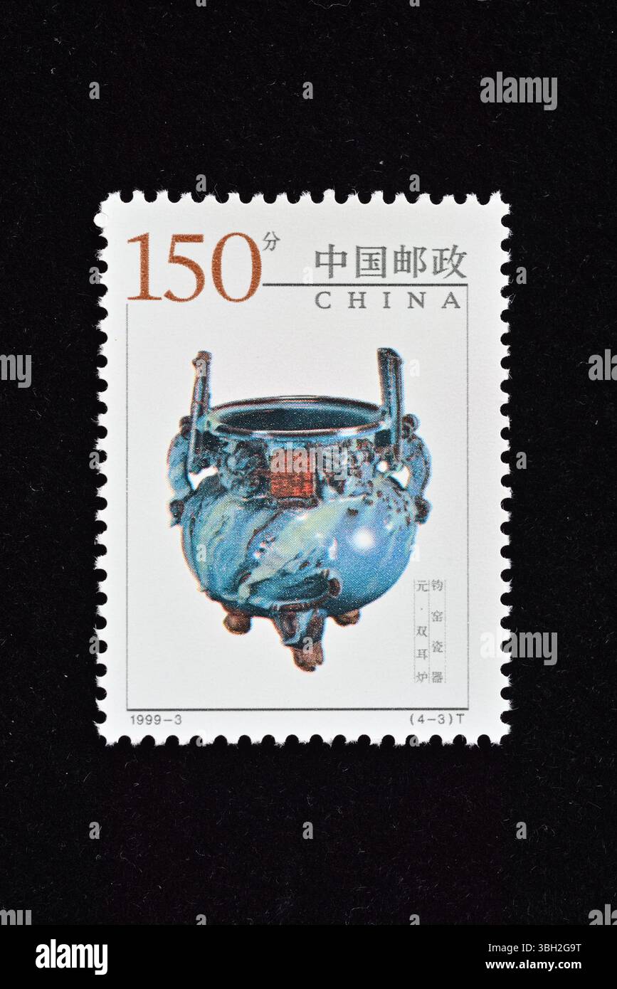 CINA - 1999 CIRCA: Un francobollo stampato in Cina mostra la ceramica cinese - Porcellana dal forno Jun, circa 1999. Foto Stock