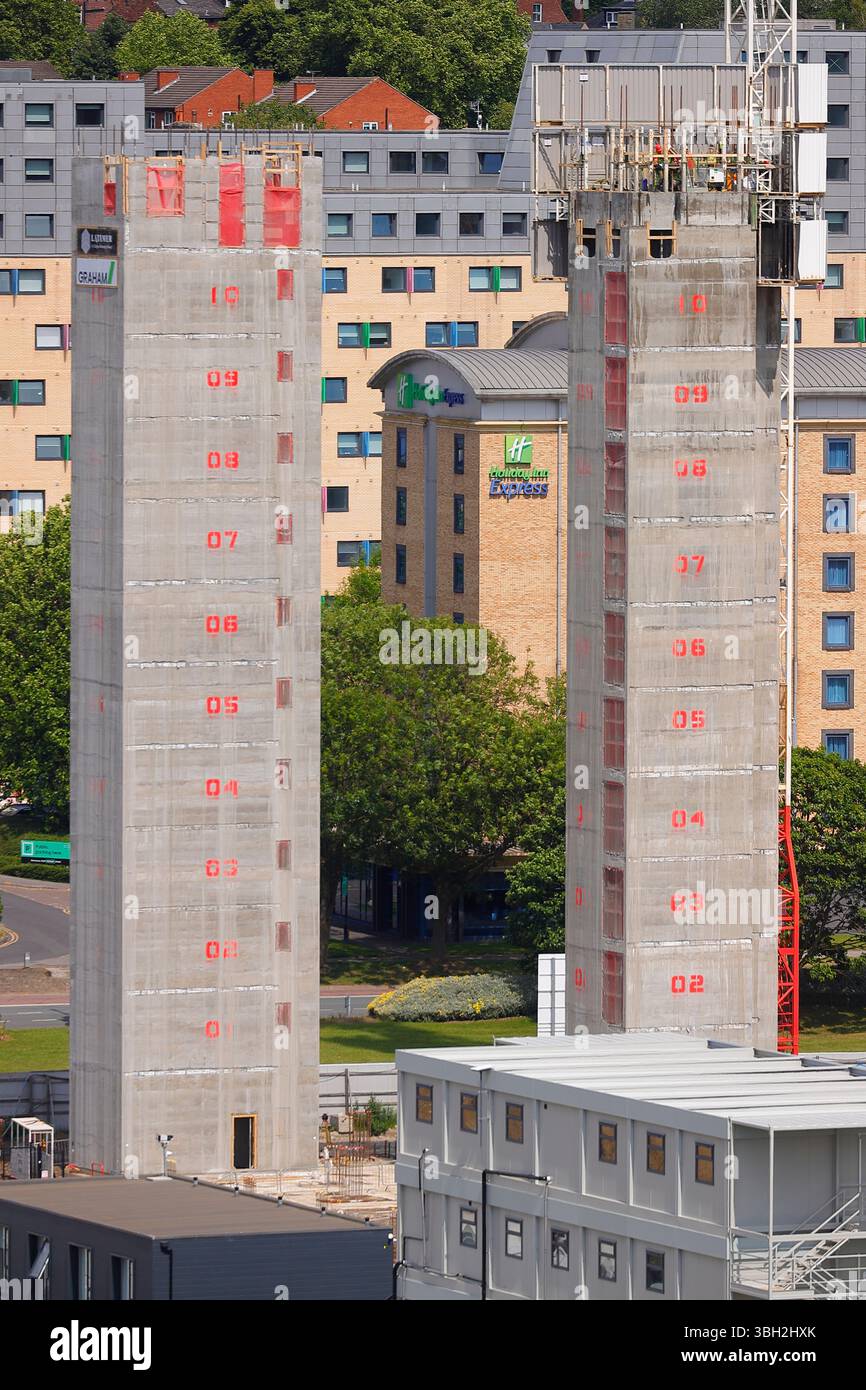 Pozzi per ascensori in calcestruzzo sullo sviluppo di Dyecoats in Kirkstall Road a Leeds, West Yorkshire, Regno Unito Foto Stock