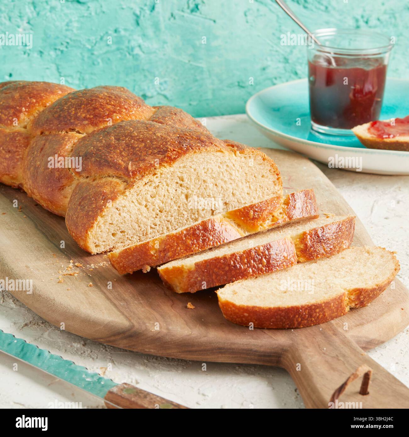 Pane intrecciato con farro: Un pane morbido fatto a mano fatto con farina di farro, perfetto per colazione, brunch o salutari piatti da forno. Foto Stock Pane intrecciato con farro: Un pane morbido fatto a mano fatto con farina di farro, perfetto per colazione, brunch o salutari piatti da forno. Foto Stock