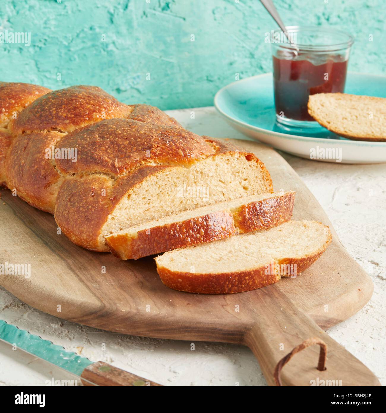 Pane intrecciato con farro: Un pane morbido fatto a mano fatto con farina di farro, perfetto per colazione, brunch o salutari piatti da forno. Foto Stock Pane intrecciato con farro: Un pane morbido fatto a mano fatto con farina di farro, perfetto per colazione, brunch o salutari piatti da forno. Foto Stock