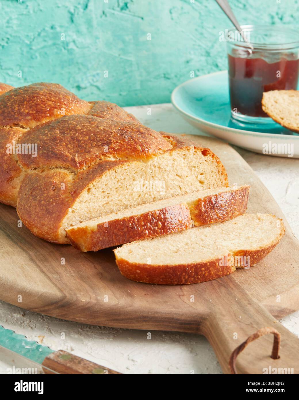 Pane intrecciato con farro: Un pane morbido fatto a mano fatto con farina di farro, perfetto per colazione, brunch o salutari piatti da forno. Foto Stock Pane intrecciato con farro: Un pane morbido fatto a mano fatto con farina di farro, perfetto per colazione, brunch o salutari piatti da forno. Foto Stock