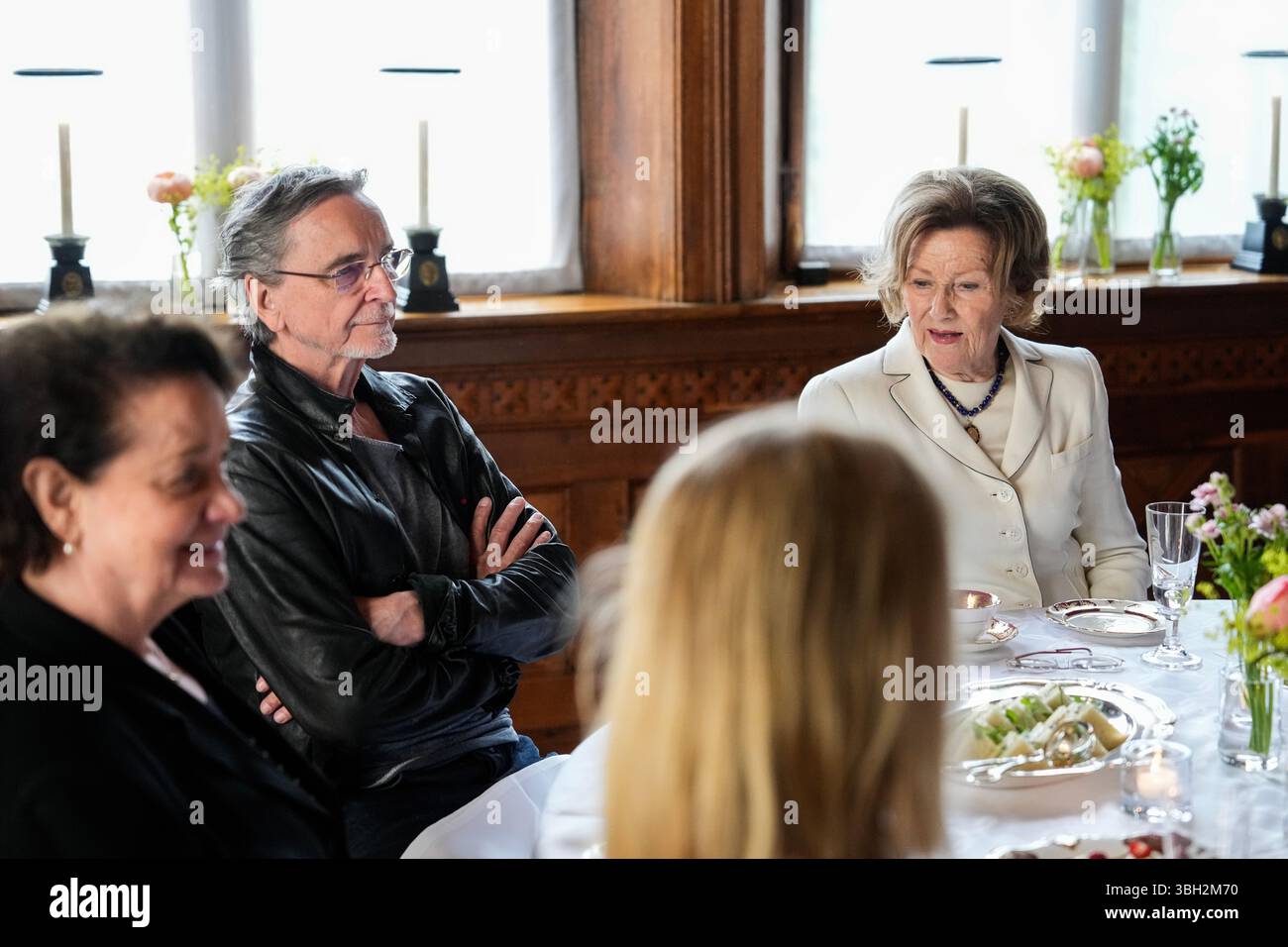 Oslo 20250606. Sua Maestà la Regina Sonja (a destra) e sua altezza reale la Principessa della Corona mette-Marit invitano al tè pomeridiano in occasione della visita del coreografo Jiří Kylián (a sinistra) e dell'autore Haruki Murakami in Norvegia foto: Cornelius Poppe / NTB Credit: NTB/Alamy Live News Foto Stock