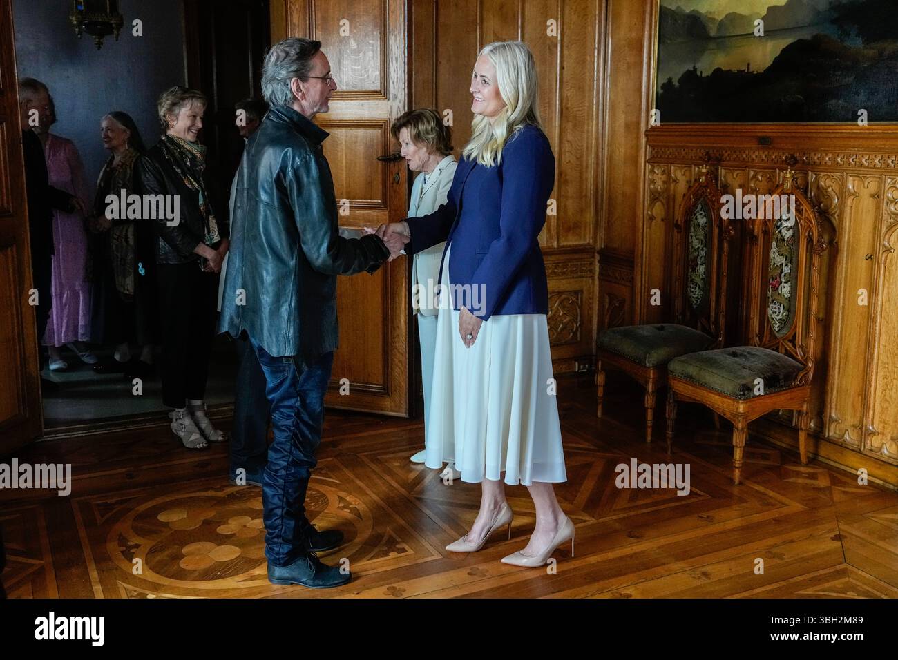Oslo 20250606. Sua Maestà la Regina Sonja (al centro) e sua altezza reale la Principessa della Corona mette-Marit (a destra) invitano al tè pomeridiano in occasione della visita del coreografo Jiří Kylián (a sinistra) e dell'autore Haruki Murakami in Norvegia. Foto: Cornelius Poppe / NTB credito: NTB/Alamy Live News Foto Stock