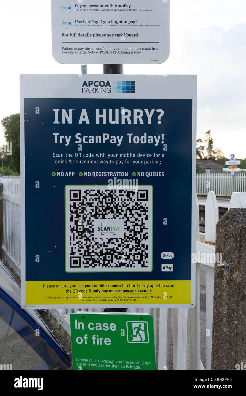 ScanPay Today cartello con codice QR Apcoa Parking, stazione ferroviaria di Pewsey, Wiltshire, Inghilterra, Regno Unito Foto Stock